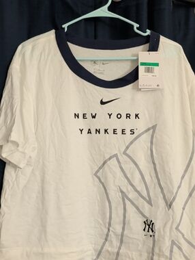Nike White and Navy New York Yankees Graphic Tee